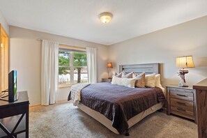 5 bedrooms, desk, travel cot, free WiFi