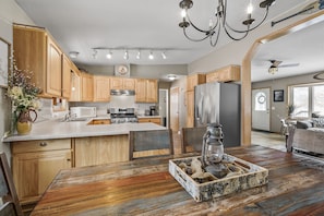 Jääkaappi, mikroaaltouuni, uuni, liesi