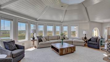 House, 5 Bedrooms | Living room