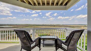 House, 5 Bedrooms | Balcony