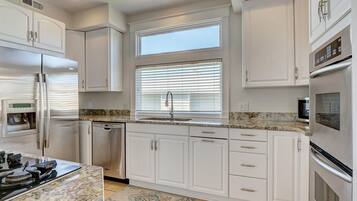 House, 5 Bedrooms | Private kitchen | Oven, cookware/dishes/utensils