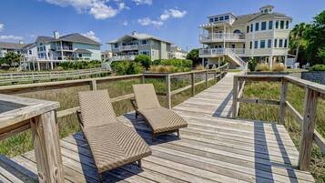 House, 5 Bedrooms | Balcony