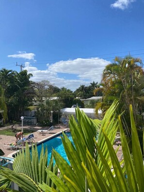 Utendørsbasseng og solsenger