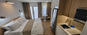 Studio – deluxe, 1 kingsize-seng | Wi-fi (inkludert) og sengetøy