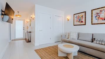 Quarto luxo, 1 cama King, para não fumantes | Área de estar | TV de tela plana 42 polegadas com canais a cabo, TV