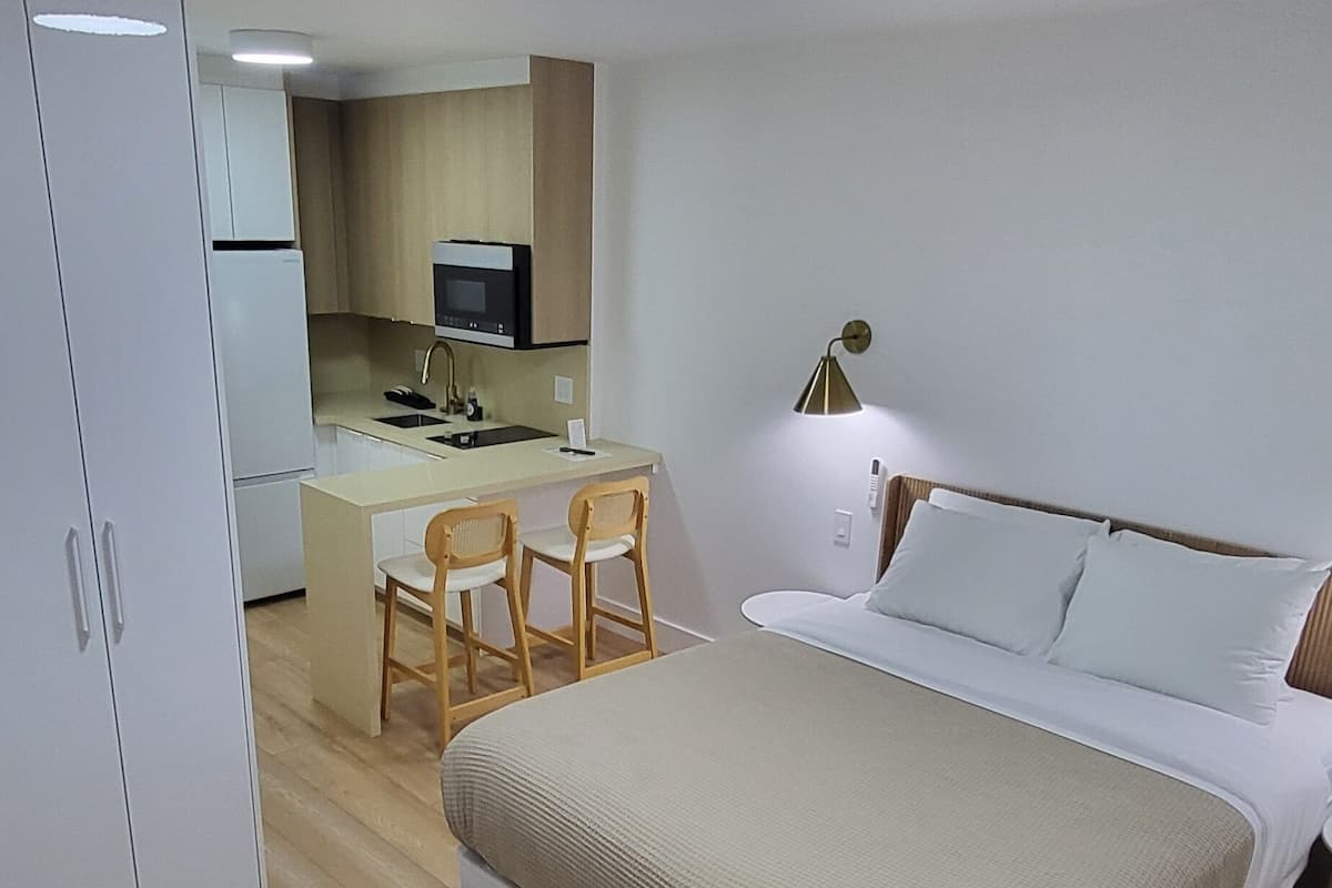 Studio, 1 Queen Bed, Non Smoking, Garden View