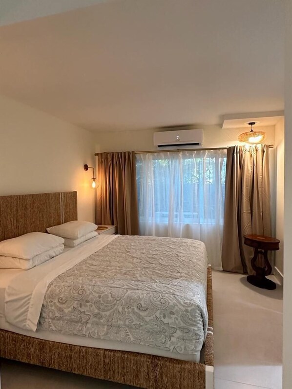 Rom – deluxe, 1 kingsize-seng, ikke-røyk | Wi-fi (inkludert) og sengetøy