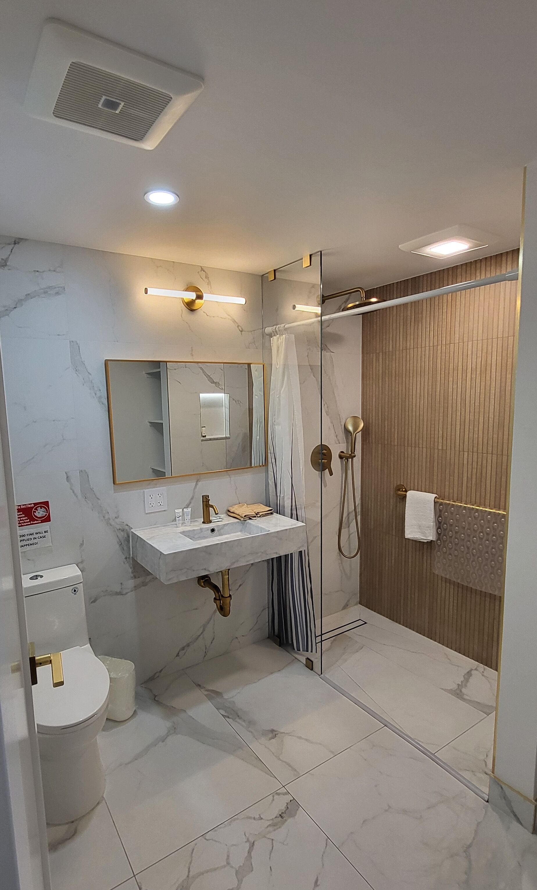 deluxe studio, 1 queen, pool view, non smoking | bathroom | shower, hair dryer, towels