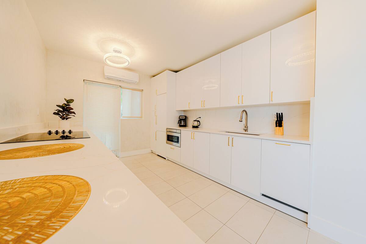 Deluxe Room, 1 King Bedroom, Non Smoking | Private kitchen