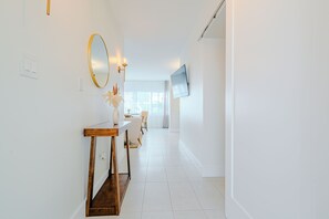 Deluxe Room, 1 King Bedroom, Non Smoking | Living area - Green Island Inn (Fort Lauderdale)