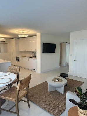 Quarto luxo, 1 cama King, para não fumantes | Cozinha privada | Geladeira grande, micro-ondas, cooktop, torradeira