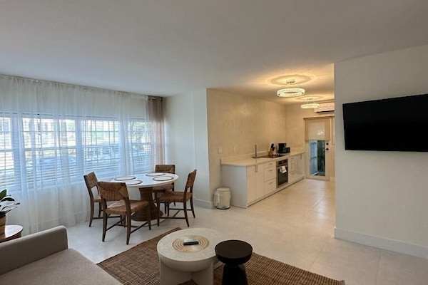 Deluxe Room, 1 King Bedroom, Non Smoking | Living area | 42-inch flat-screen TV with cable channels, TV