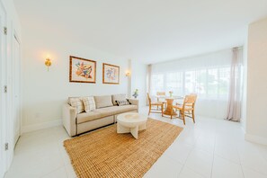 Phòng Deluxe, 1 giường cỡ king, không hút thuốc | Khu phòng khách | TV màn hình phẳng 42-inch có truyền hình cáp, TV 