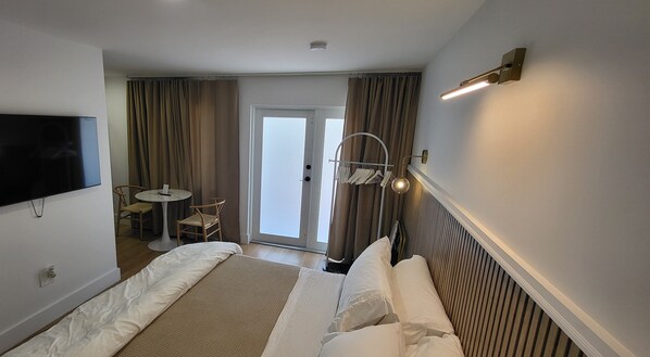 豪華開放式客房, 1 張加大雙人床, 非吸煙房, 泳池景 | 免費 Wi-Fi、床單