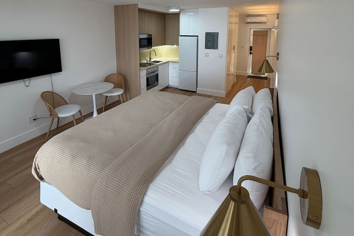 Studio, 1 King Bed, Non Smoking, Garden View