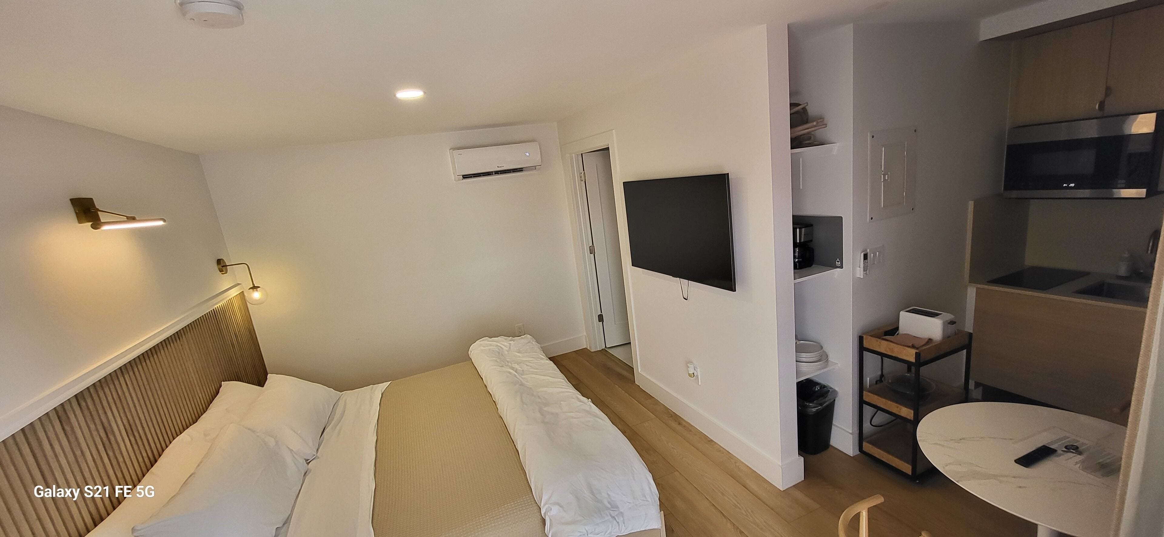 deluxe studio, 1 queen, pool view, non smoking | 1 bedroom, free wifi, bed sheets