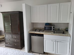 Estúdio, 1 cama King, para não fumantes, vista para o jardim | Cozinha privada | Geladeira grande, micro-ondas, cooktop, torradeira
