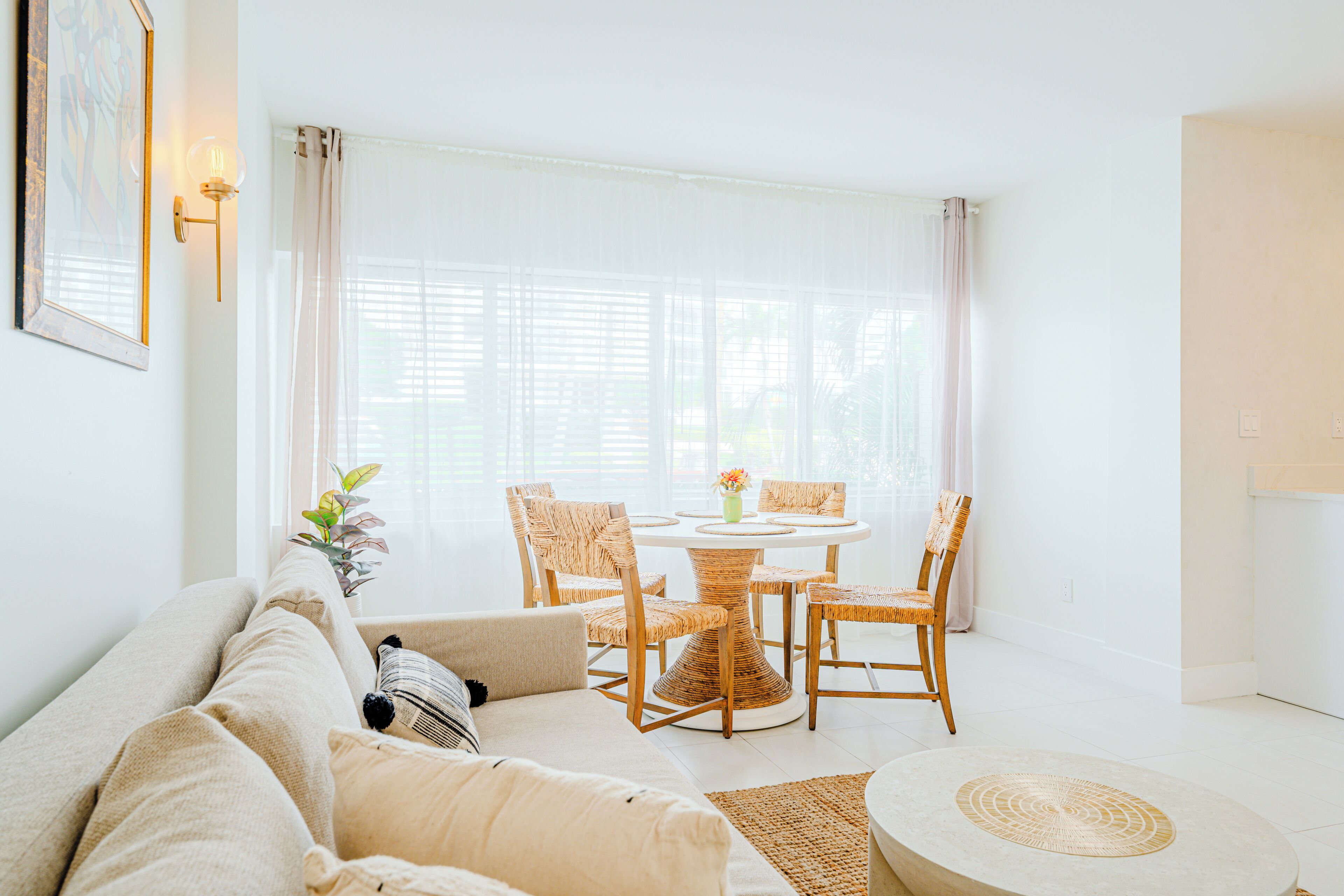 Habitación Deluxe, 1 cama de matrimonio grande, no fumadores | Zona de estar | Televisión de pantalla plana de 42 pulgadas con canales por cable