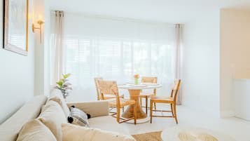 Quarto luxo, 1 cama King, para não fumantes | Área de estar | TV de tela plana 42 polegadas com canais a cabo, TV