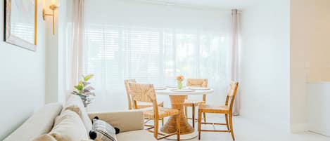 Habitación Deluxe, 1 cama de matrimonio grande, no fumadores | Zona de estar | Televisión de pantalla plana de 42 pulgadas con canales por cable