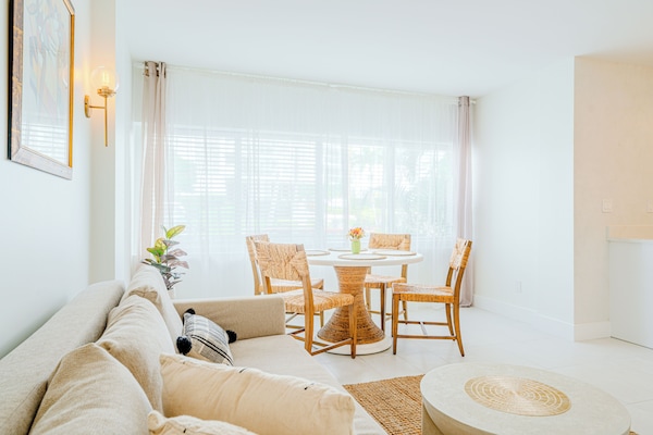 Deluxe Room, 1 King Bedroom, Non Smoking | Living area | 42-inch flat-screen TV with cable channels, TV