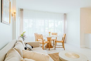 Chambre Deluxe, 1 très grand lit, non-fumeurs | Coin séjour | Télévision à écran plat de 42 pouces avec chaînes par câble, télévision