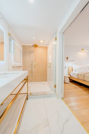 Deluxe Studio, 1 King Pool View | Bathroom | Shower, hair dryer, towels - Green Island Inn (Fort Lauderdale)
