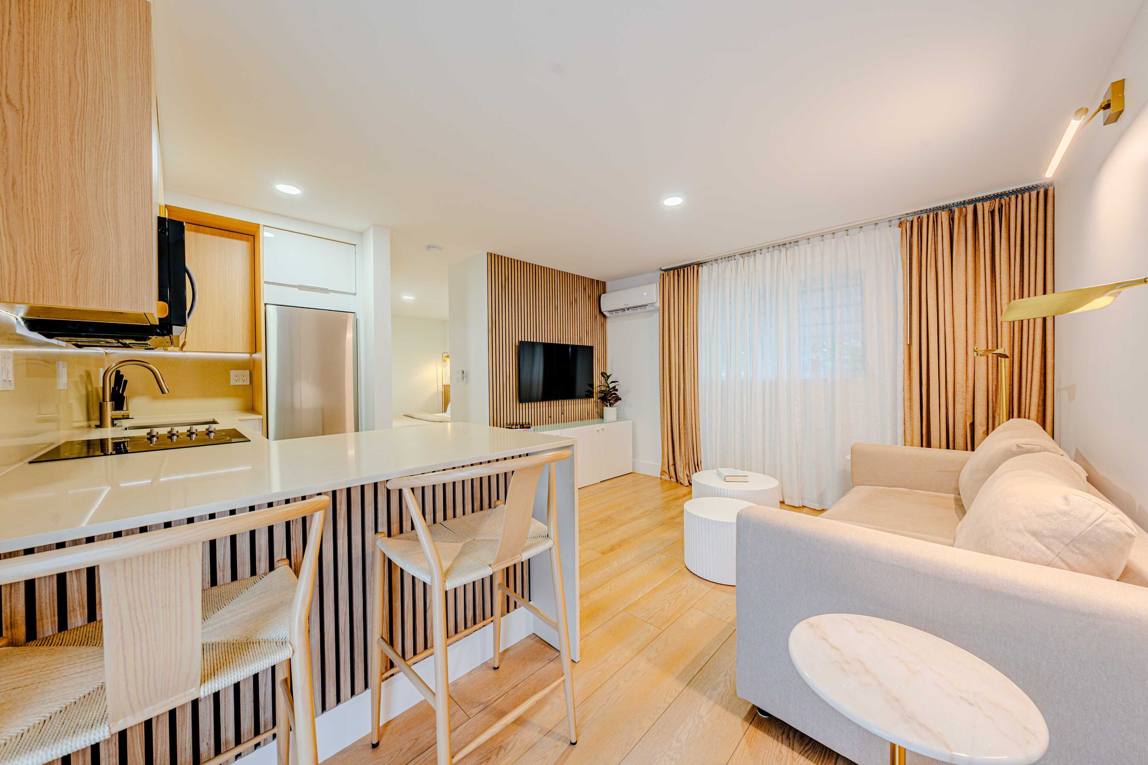 Suíte estúdio, para não fumantes | Área de estar | TV de tela plana 42 polegadas com canais a cabo, TV