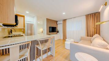 Suíte estúdio, para não fumantes | Área de estar | TV de tela plana 42 polegadas com canais a cabo, TV