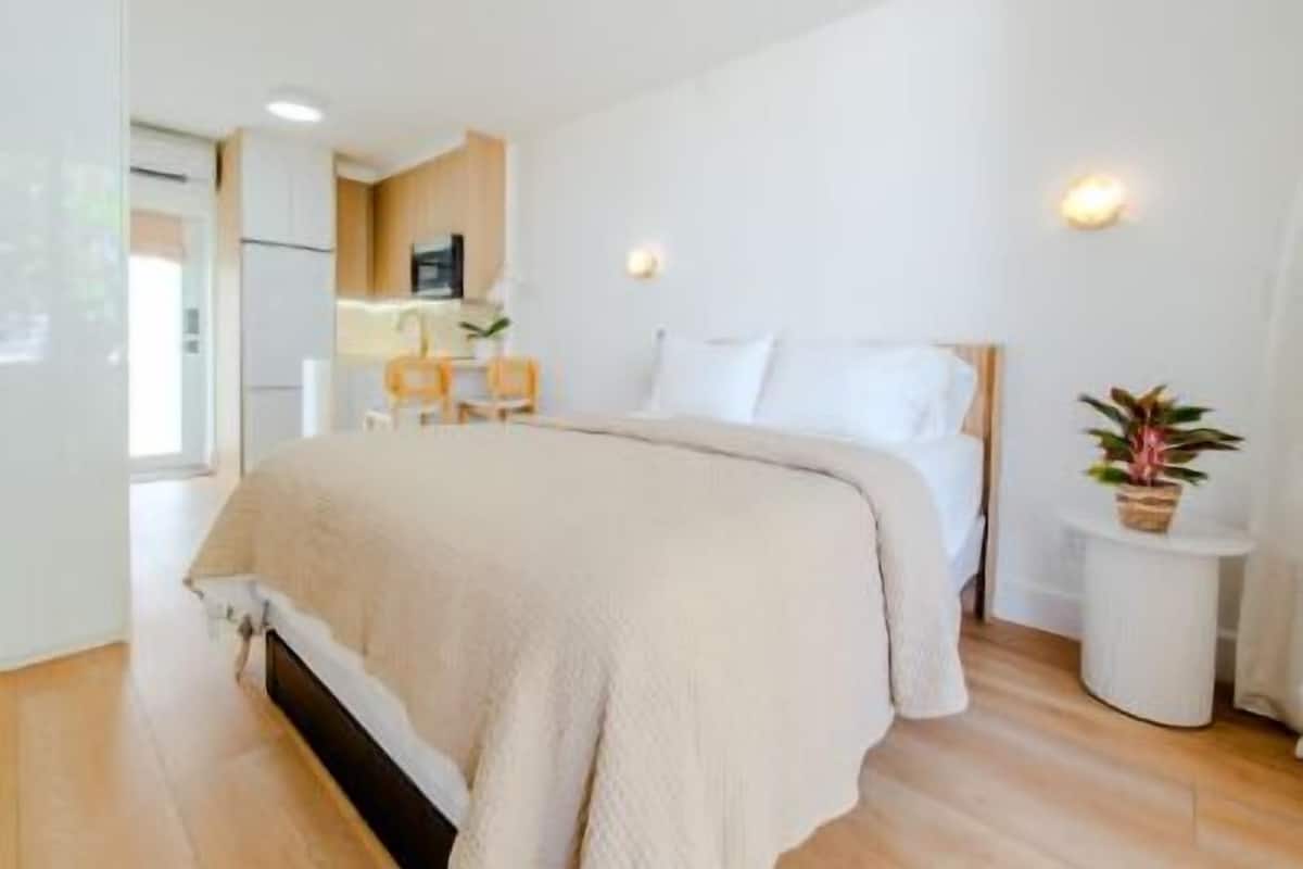 Studio, 1 queensize-seng, ikke-røyk, hageutsikt | Wi-fi (inkludert) og sengetøy