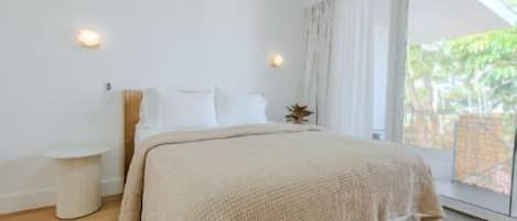 Studio, 1 Queen Bed, Non Smoking, Garden View