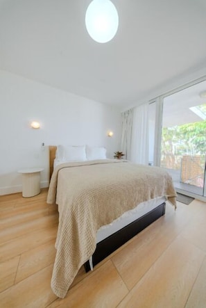 Studio, 1 Queen Bed, Non Smoking, Garden View | Free WiFi, bed sheets - Green Island Inn (Fort Lauderdale)