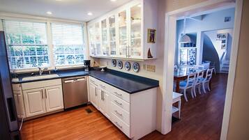 House, 5 Bedrooms | Private kitchen | Oven, cookware/dishes/utensils