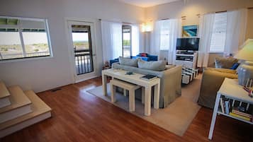 House, 5 Bedrooms | Living room