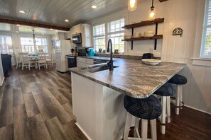 Talo, 3 makuuhuonetta | Yksityinen keittiö | Uuni, keittoastiat/astiat/ruokailuvälineet