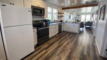 House, 3 Bedrooms | Private kitchen | Oven, cookware/dishes/utensils