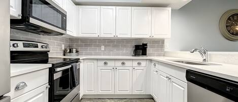 Een koelkast, een magnetron, een oven, een kookplaat