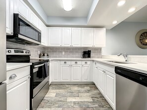 Frigorifero, microonde, forno, piano cottura