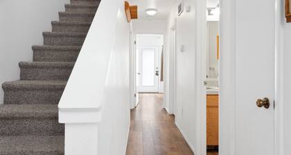 Outpost: Pitchfork 2106 - Walk to Town Square!