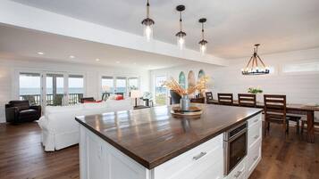 House, 6 Bedrooms | Private kitchen | Oven