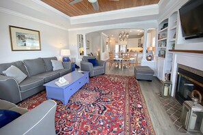 Duplex, 4 Bedrooms | Living room