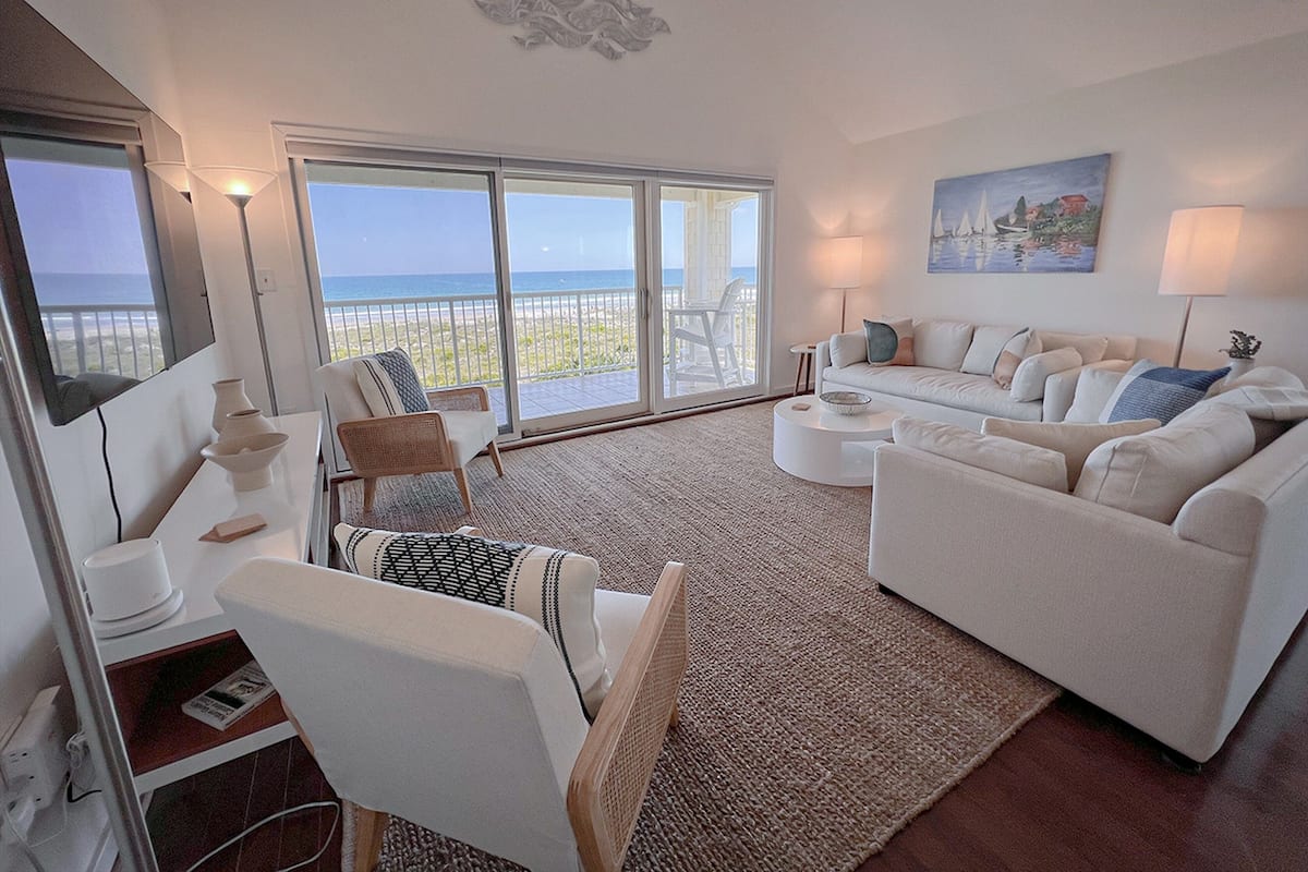 Condo, 4 Bedrooms | Living room