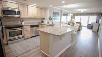 Condo, 3 Bedrooms | Private kitchen | Oven, cookware/dishes/utensils