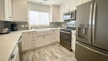 Condo, 3 Bedrooms | Private kitchen | Oven, cookware/dishes/utensils