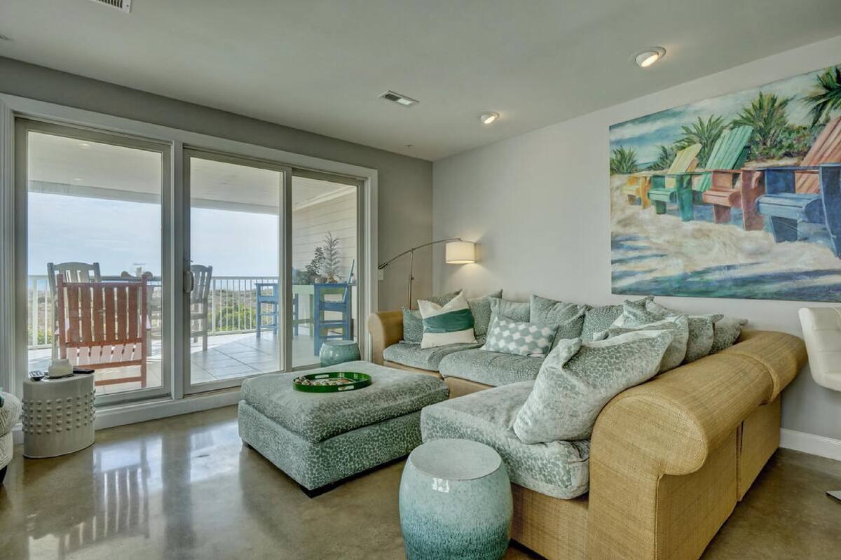 Condo, 3 Bedrooms | Living room