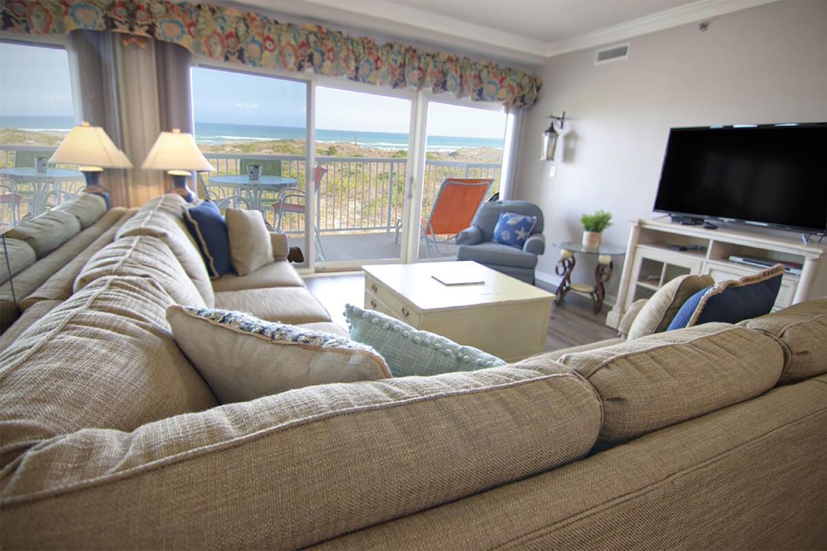 Condo, 3 Bedrooms | Living room