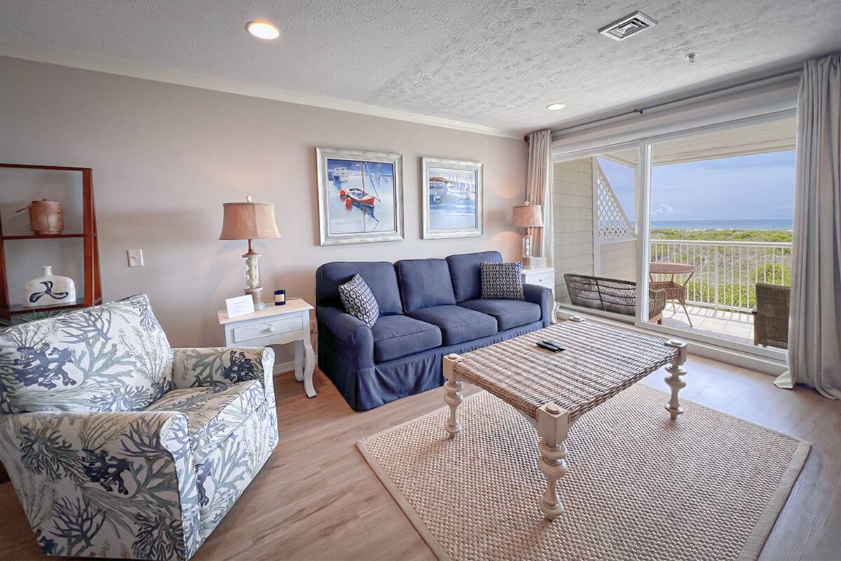 Condo, 3 Bedrooms | Living room