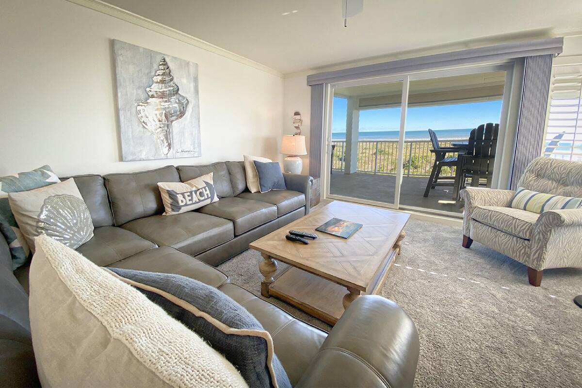 Condo, 3 Bedrooms | Living room