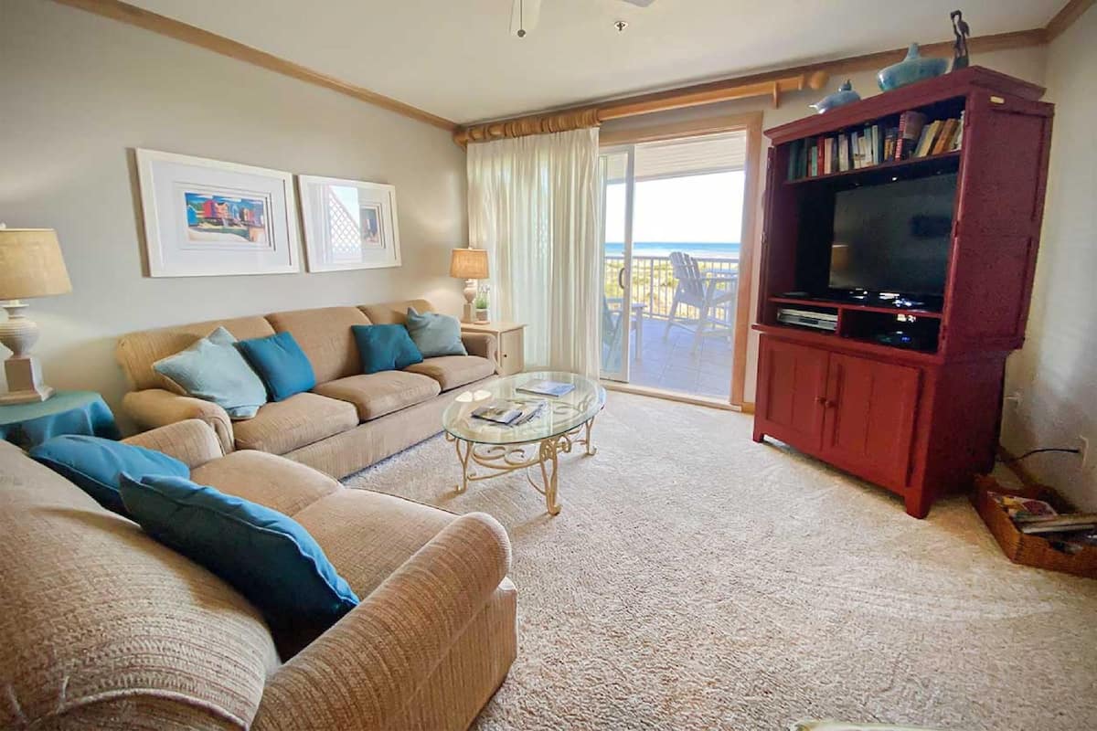 Condo, 3 Bedrooms | Living room