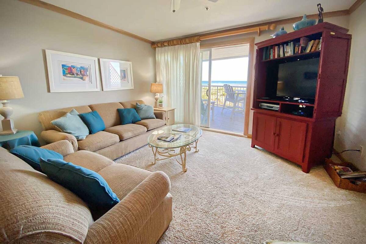 Condo, 3 Bedrooms | Living room